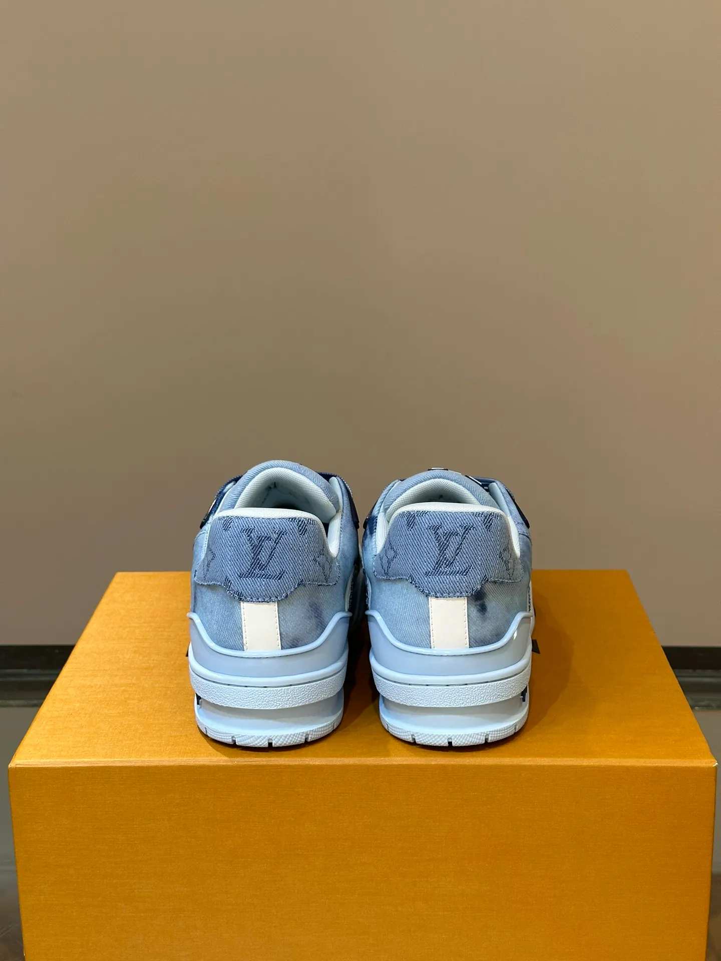 P840 TRAINER Men's canvas distressed sneakers, this LV Trainer sneaker is made of Monogram bleached denim to create a distressed look, reinterpreting Virgil Abloh's original design. Gradient laces complete the trendy details, rubber LV letters are marked on the tongue and side, technical rubber outsole blooms with Monogram flowers, and thick and lightweight EVA rubber outsole completes the whole. The upper is embellished with intricate prints and embroidered Monogram flowers. The rubber-injected rubber outsole continues the iconic elements, with a thick padded collar. The tongue, sides and rear are decorated with LV letters. The outsole is decorated with Monogram flowers. The standard insole continues the comfort experience. Size: 38-45